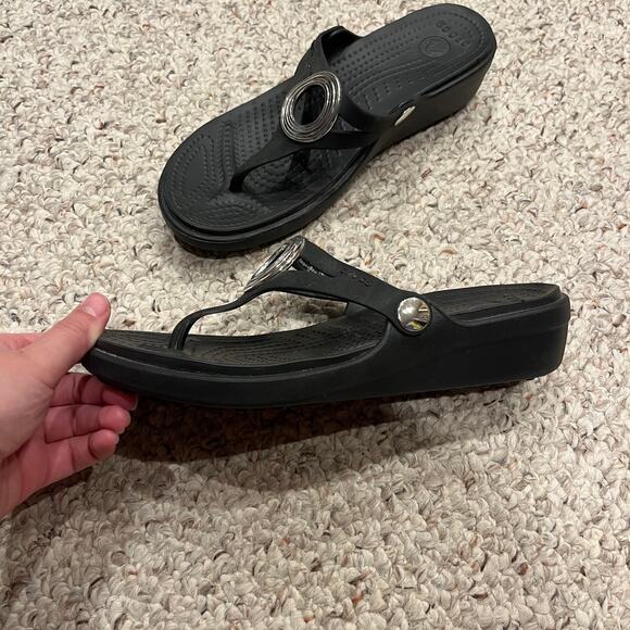 Crocs Sanrah Beveled Circle Sandals Sz 7 Black Silver Comfort Casual - Picture 2 of 6